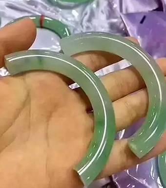 女子试戴30万玉镯摔断吓晕追问：真要赔这么多吗